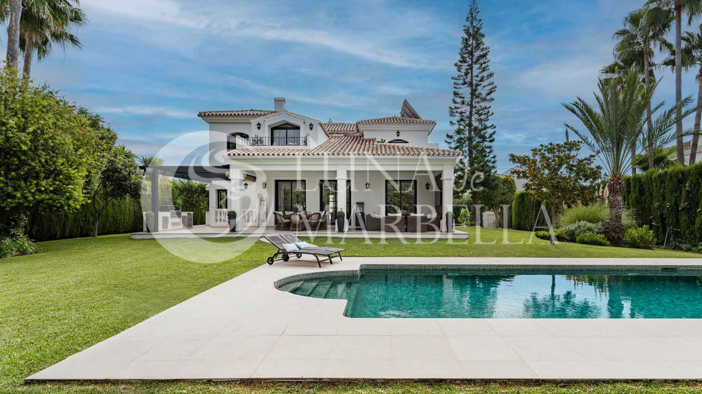 Villa for sale in Estepona