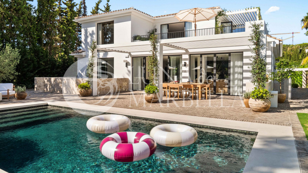 Villa for sale in Nueva Andalucia