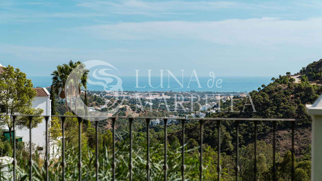 Villa for sale in Benahavis