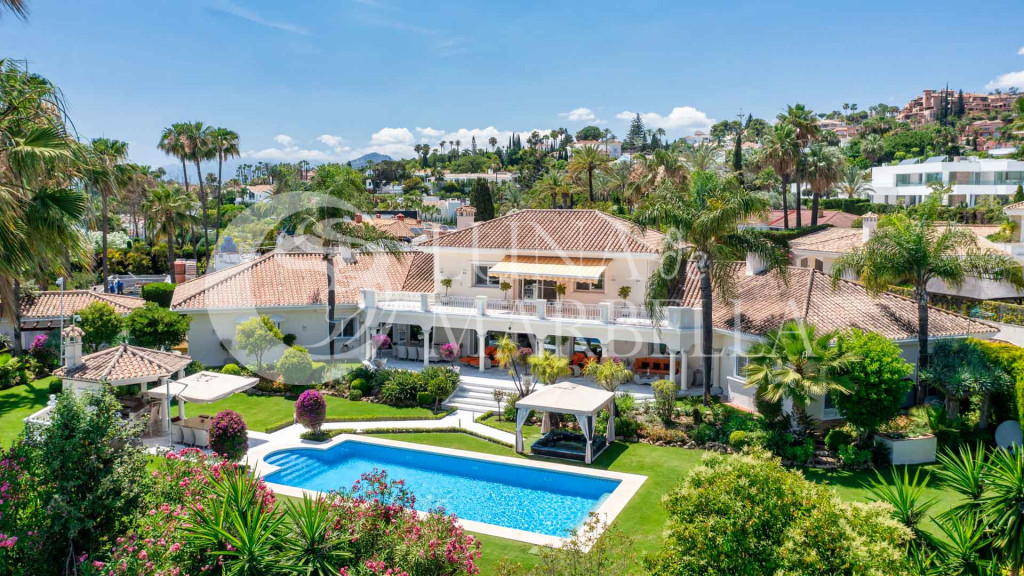 Villa for sale in Nueva Andalucia