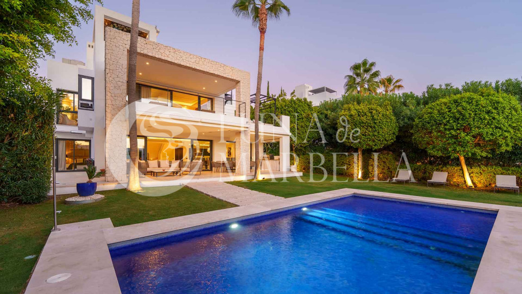 Villa for sale in Nueva Andalucia