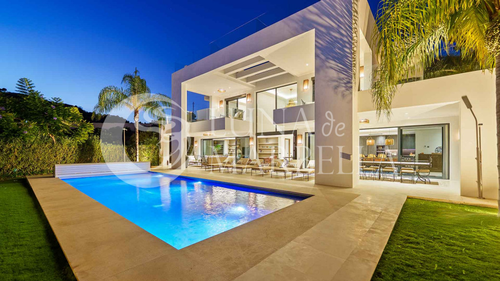 Villa for sale in Nueva Andalucia