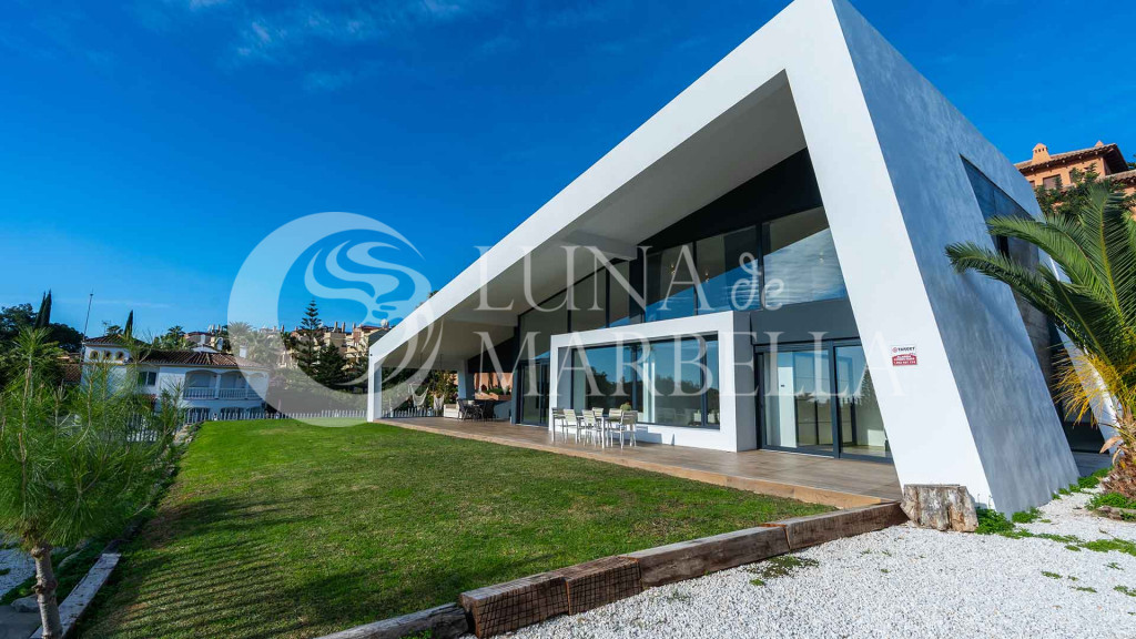 Villa for sale in Estepona