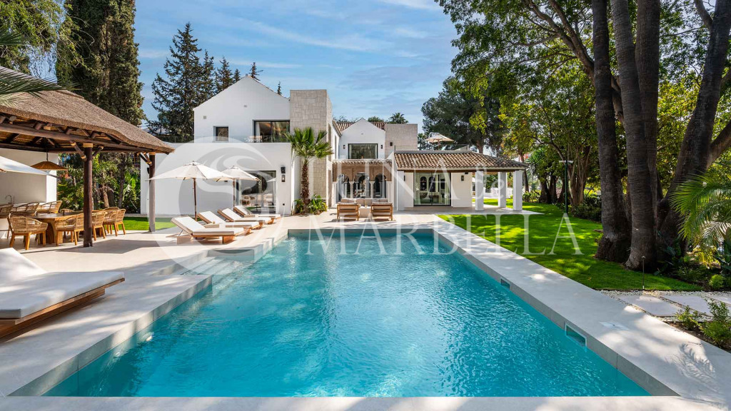 Villa for sale in Nueva Andalucia
