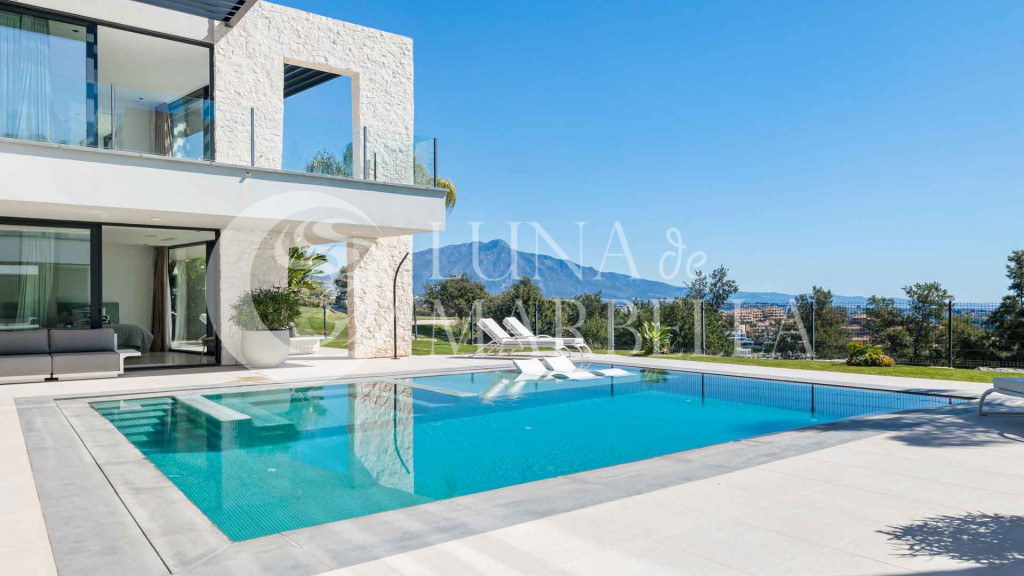Villa for sale in Benahavis