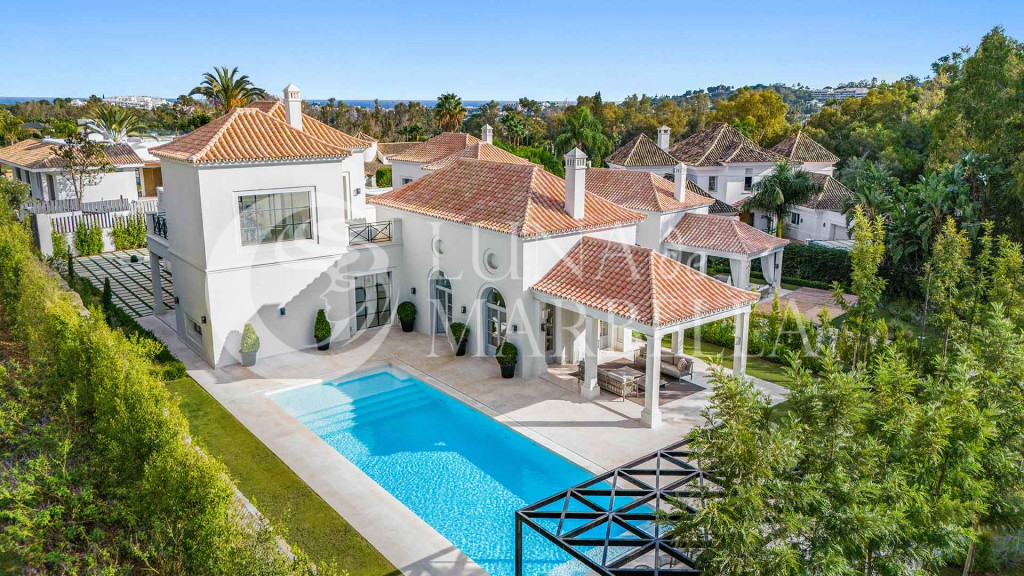 Villa for sale in Nueva Andalucia