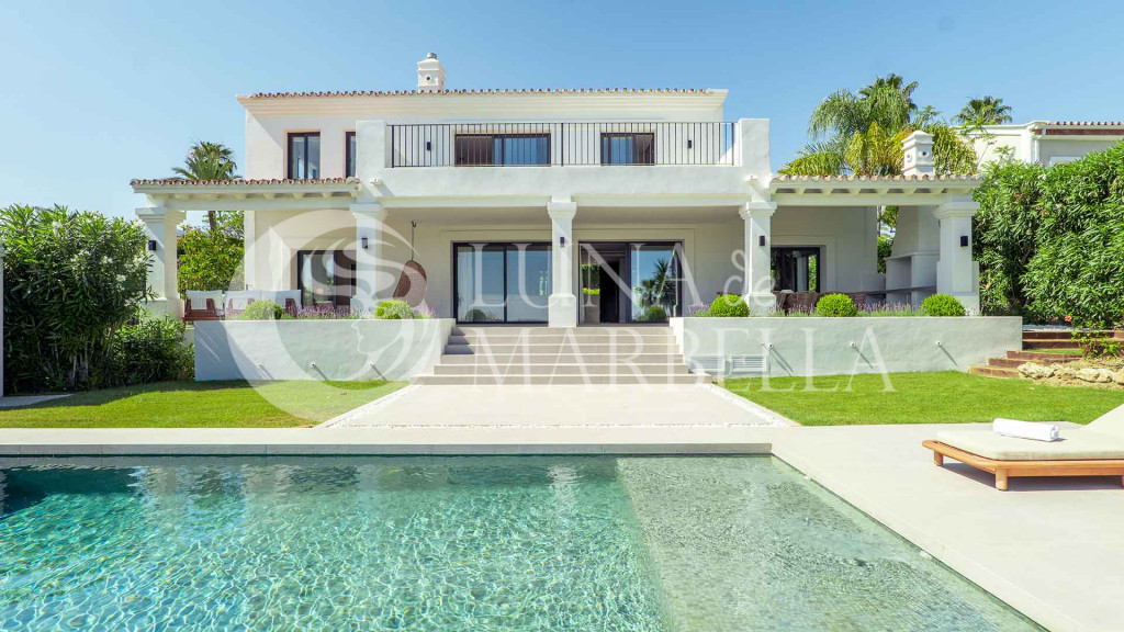 Villa for sale in Nueva Andalucia