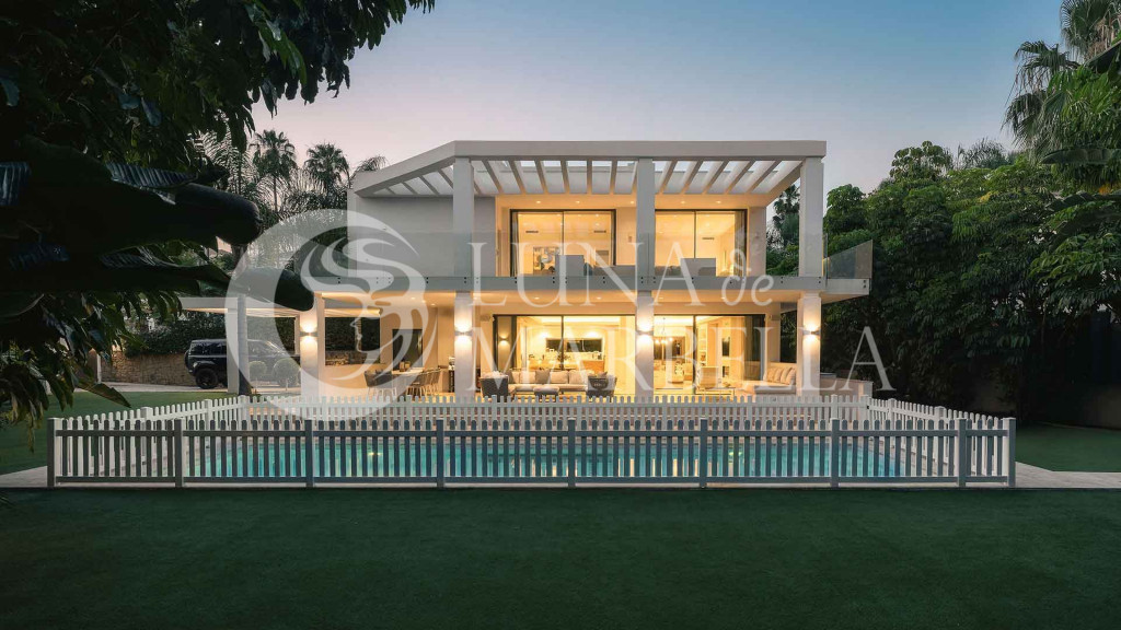 Villa for sale in Benahavis