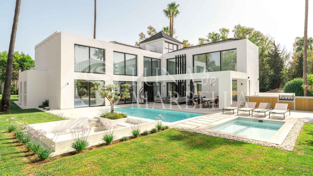 Villa for sale in Nueva Andalucia