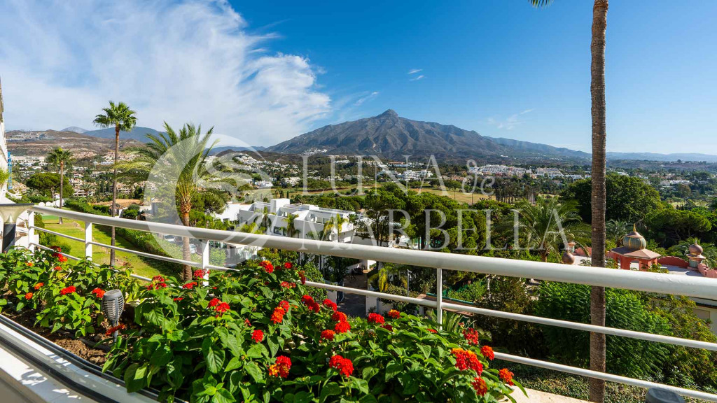 Penthouse for sale in Nueva Andalucia