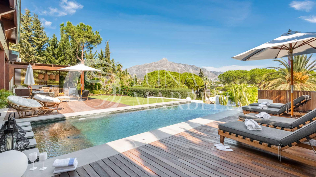 Villa for sale in Nueva Andalucia