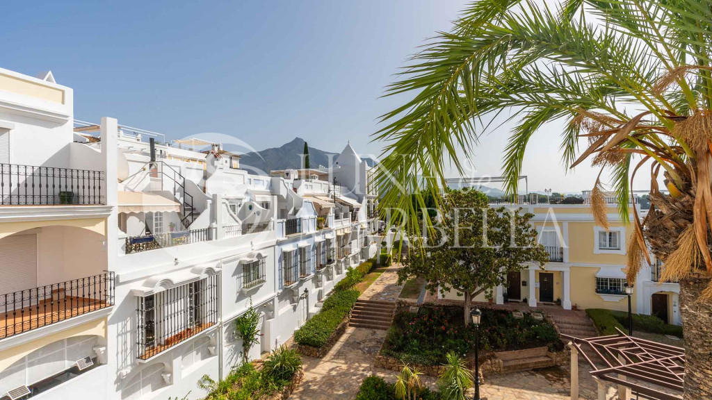 Town House for sale in Nueva Andalucia