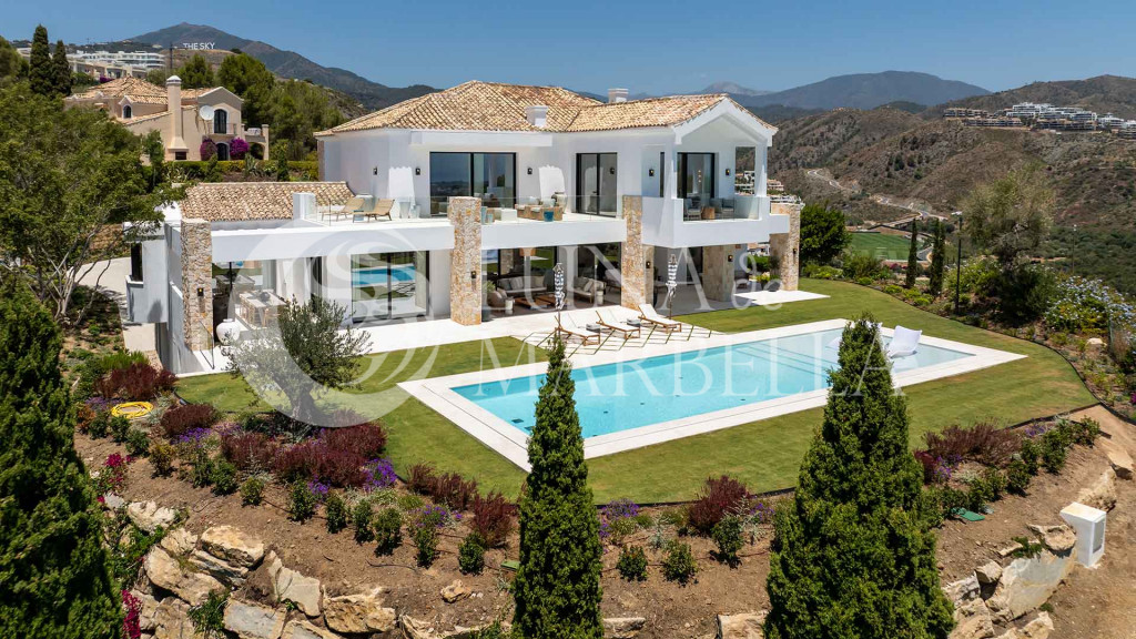 Villa for sale in Benahavis