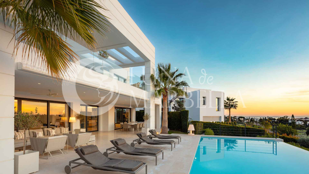 Villa for sale in Nueva Andalucia