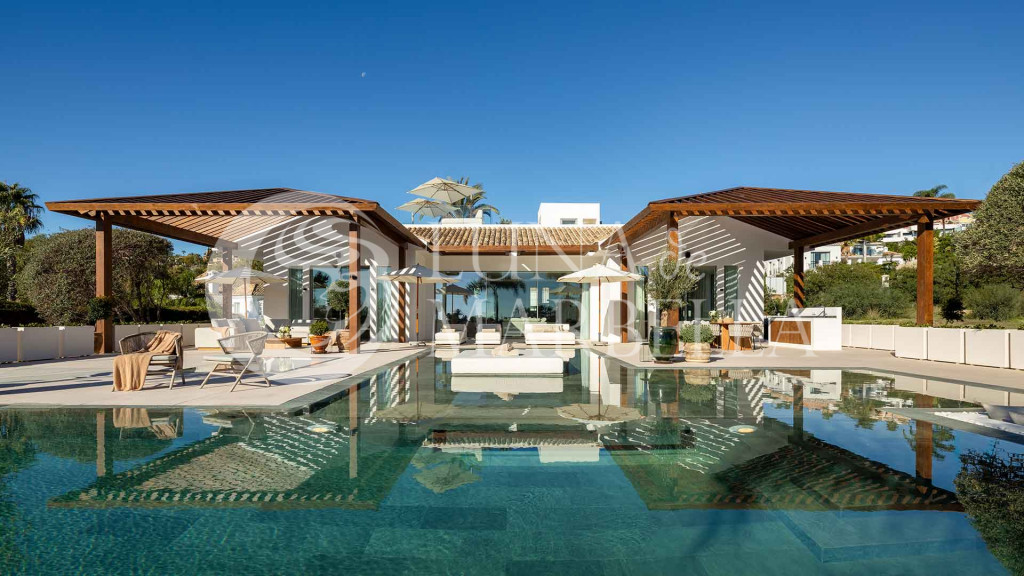 Villa for sale in Nueva Andalucia