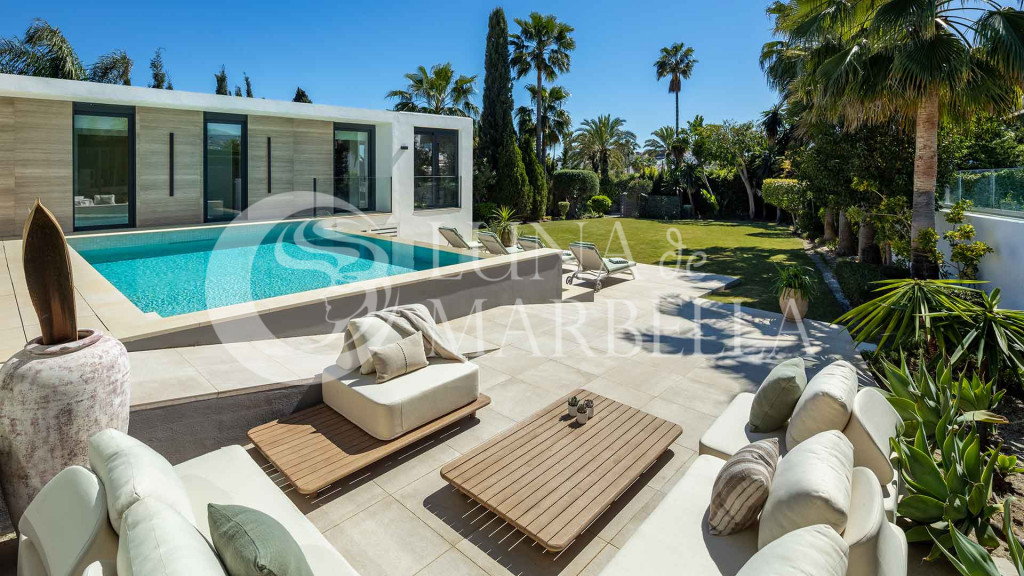 Villa for sale in Nueva Andalucia