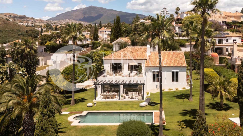 Villa for sale in Benahavis