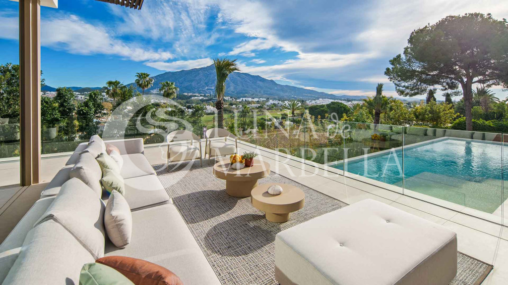 Villa for sale in Nueva Andalucia