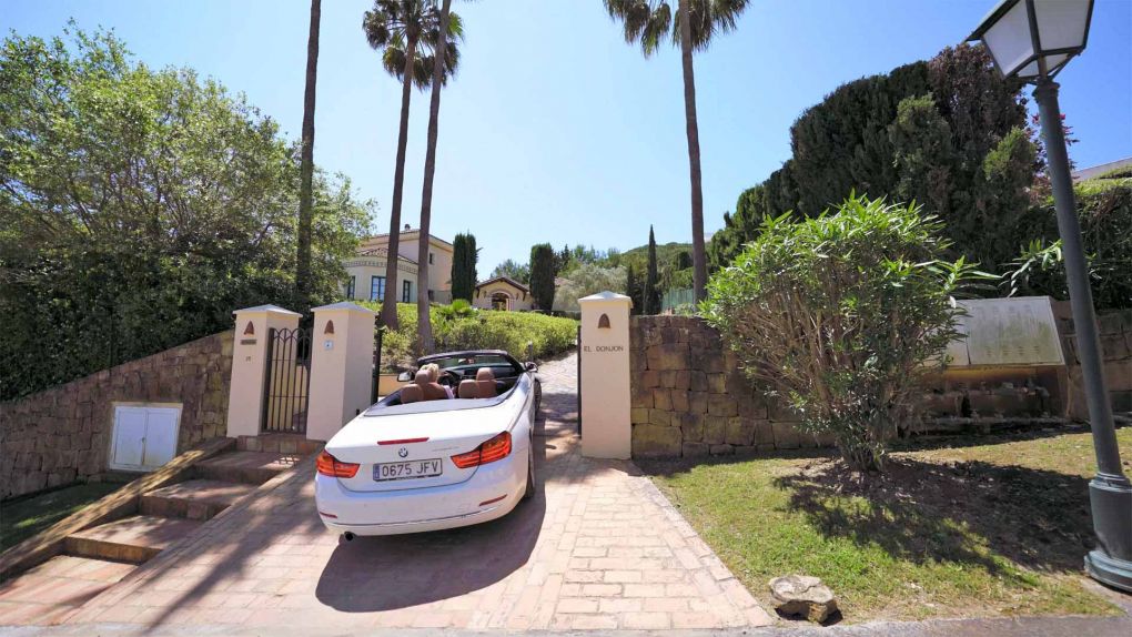 Stephanie Noll's car entering the villa