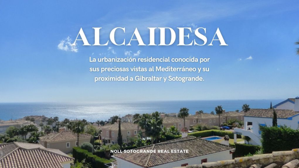 La reencarnación de Alcaidesa como un balneario popular y en crecimiento. Alcaidesa es una urbanización residencial y un complejo de golf ubicado en la región sur de España, cerca de Gibraltar. Está situado en la provincia de Cádiz muy cerca de Sotogrande y del complejo San Roque Golf Club. Alcaidesa es conocida por sus hermosas vistas al Mediterráneo y su proximidad a Gibraltar, lo que la convierte en un lugar atractivo tanto para residentes como para turistas. Las vistas desde Gibraltar hasta Marruecos capturan perfectamente las Columnas de Hércules. En un buen día se pueden ver perfectamente los pequeños pueblos de la costa africana. Golf, golf y más Golf Uno de los principales atractivos de Alcaidesa son sus campos de golf. La Hacienda Links Golf Resort cuenta con dos campos de golf de 18 hoyos: La Hacienda Links y La Hacienda Heathland. Estos campos están diseñados para brindar una experiencia de golf desafiante y placentera, al mismo tiempo que ofrecen impresionantes vistas del mar y el paisaje natural circundante. Desarrollo de infraestructura El desarrollo del complejo sufrió gravemente debido principalmente a la crisis de 2008, pero desde entonces hemos visto en la última década que algunos grandes desarrolladores han invertido considerablemente. Es de destacar el crecimiento que está experimentando Alcaidesa últimamente, destacable con la inversión realizada por Millenium Hospitality Real Estate en el desarrollo del que será el primer Hotel Fairmont de Andalucía, con el objetivo de convertirse en otro exclusivo resort de lujo en el Sur de España, además, el crecimiento de restaurantes y “Chiringuitos”, como Sal Verde y nuevos desarrollos residenciales como One Eden muestra el crecimiento que está experimentando la zona, haciendo de Alcaidesa un destino más lujoso para sus residentes y visitantes. Después de pasar por momentos difíciles en el pasado, Alcaidesa ha resurgido y por lo que parece seguirá creciendo y creciendo, la sensación de ser una urbanización inacabada está desapareciendo y ahora se está convirtiendo en una de las joyas de Andalucía. Las zonas residenciales de Alcaidesa ofrecen una variedad de propiedades, que incluyen apartamentos, casas adosadas y villas. Muchas de estas propiedades disfrutan de vistas panorámicas del mar Mediterráneo, Gibraltar y la costa africana. La urbanización es conocida por su ambiente tranquilo, espacios verdes bien mantenidos y acceso a diversos servicios como restaurantes, bares y tiendas. El atractivo de las vistas al mar Si bien los residentes de las ciudades pueden tener diferentes razones para buscar vistas al mar en comparación con los que viven en zonas rurales, el deseo de una propiedad costera con vistas al mar es una preferencia común entre una amplia gama de compradores potenciales, independientemente de su ubicación actual. Es una elección impulsada por el deseo de mejorar su experiencia de vida y disfrutar de los beneficios de vivir cerca del mar. La Alcaidesa urbanizacion residencial cerca de Gibraltar y Sotogrande