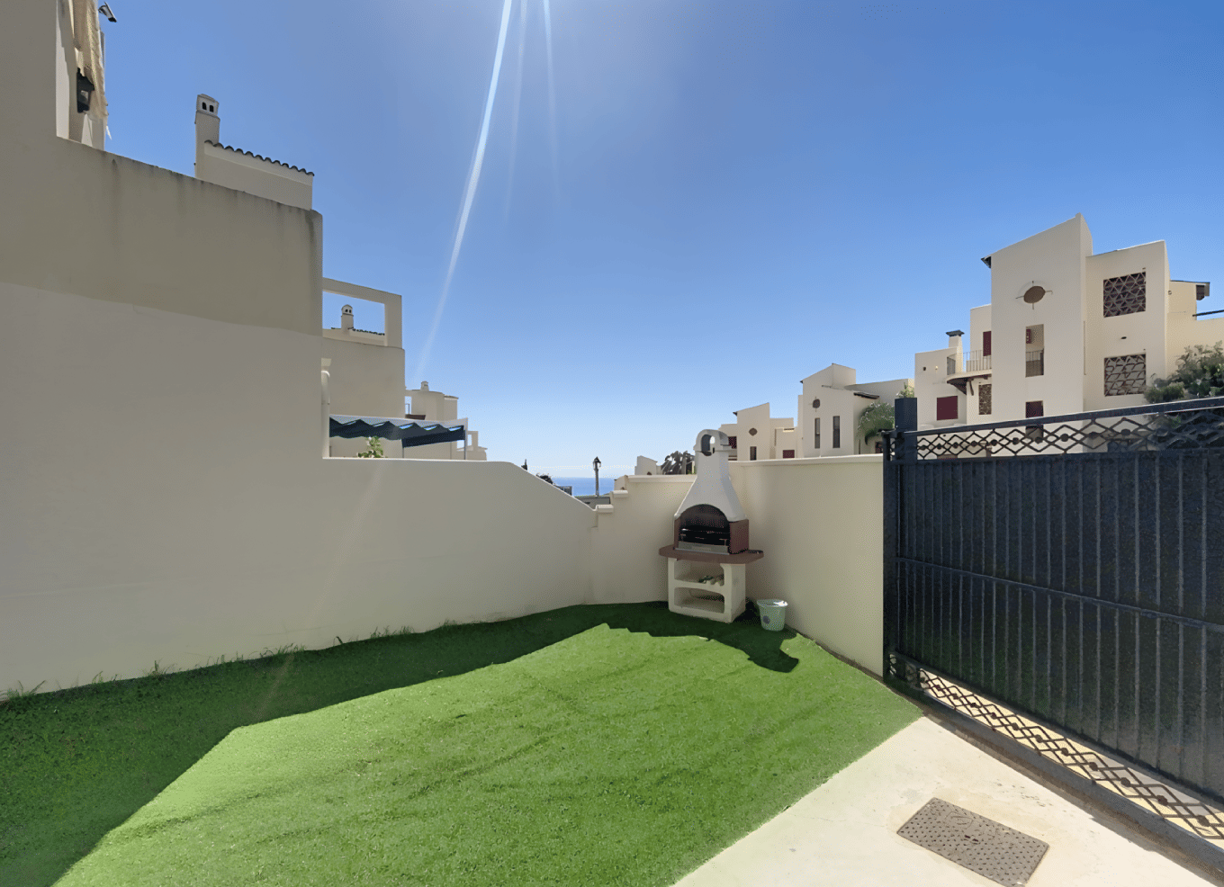 GROUND FLOOR WITH PRIVATE PLOT JUST 5 MINUTES FROM THE BEACH - BAHIA CASARES COSTA