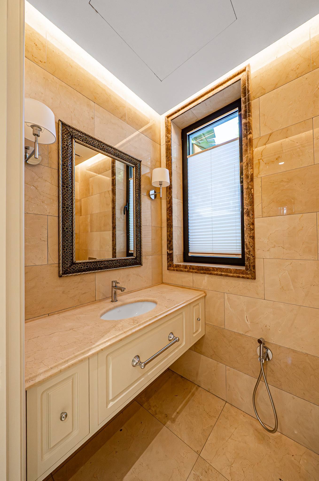 Villa de estilo moderno con hermosas vistas al mar rodeada de afamados campos de golf en Los Flamingos