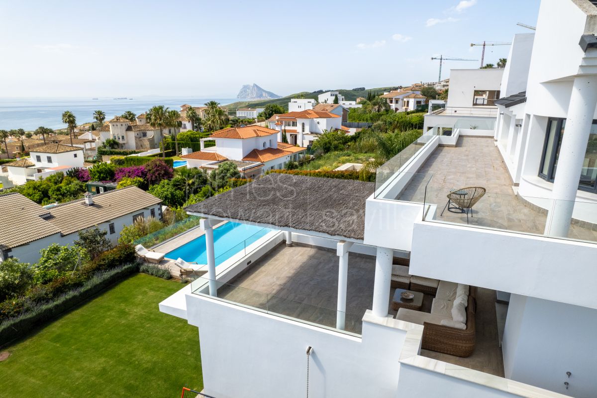 Villa contemporánea con vistas panorámicas al mar en Alcaidesa
