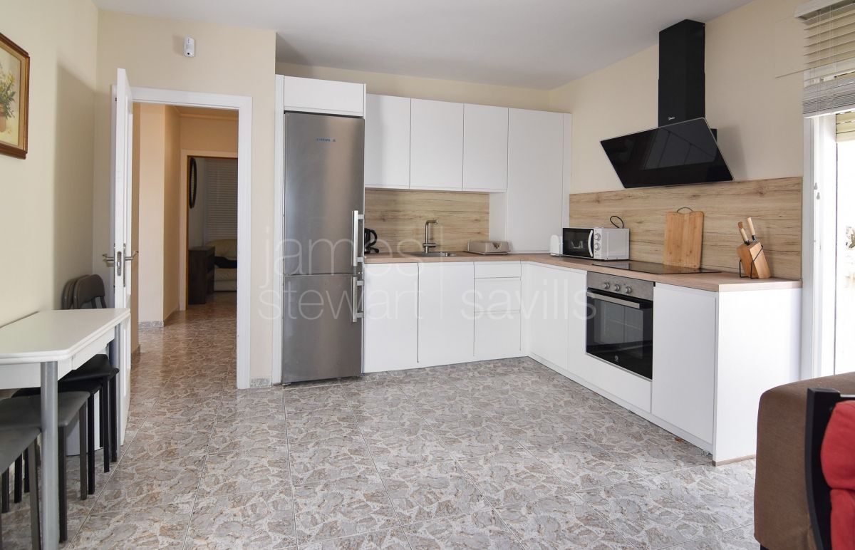 Casa adosada en esquina, a poca distancia a pie de todos los servicios de Pueblo Nuevo de Guadiaro