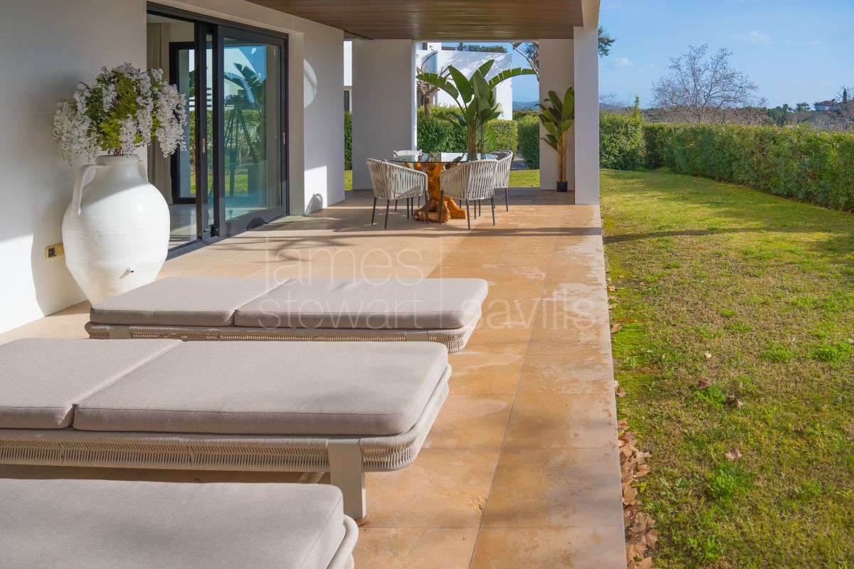 Hacienda de Valderrama: 3-Bed Ground Floor, Garden, Concierge & 3-Car Garage