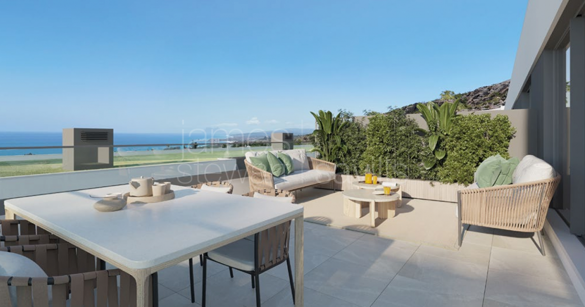 Adosados de obra nueva de 3 dormitorios con vistas al mar en venta en Bahia de las Rocas, Manilva