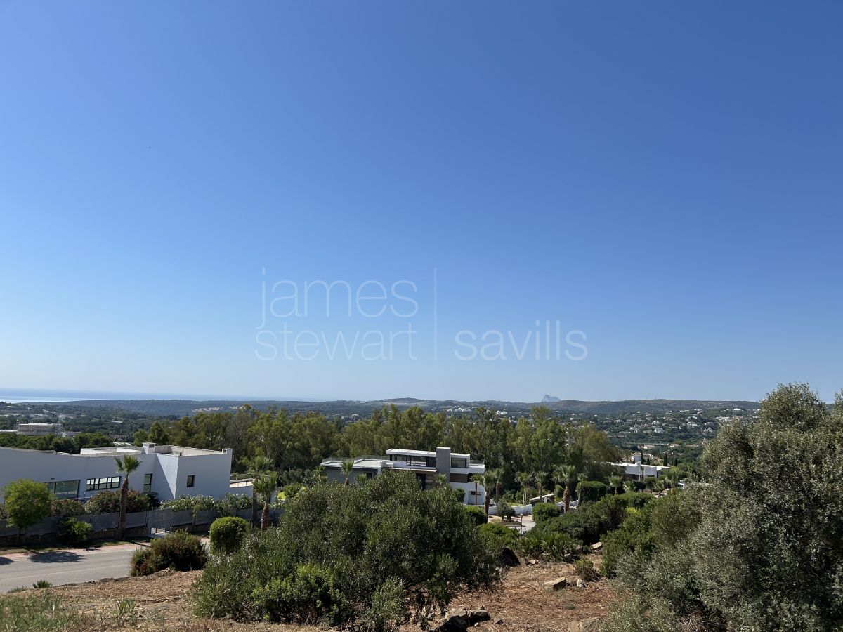 Parcela orientada al sur en venta en La Reserva de Sotogrande con vistas al mar y al golf