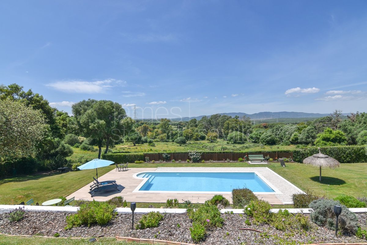 Fantastic country house with stables on nearly 8 acres of land only 10 mins from the coast