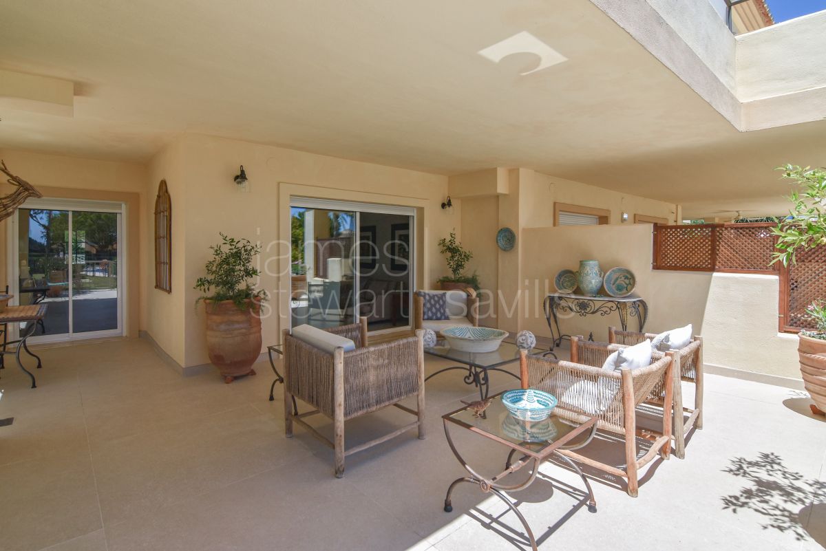 Exclusive ground floor residence in the prestigious San Roque Club Mansions