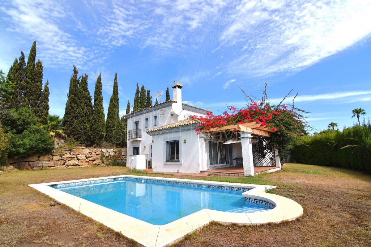 Bonita casa con vistas al mar y gran potencial para un proyecto de reforma