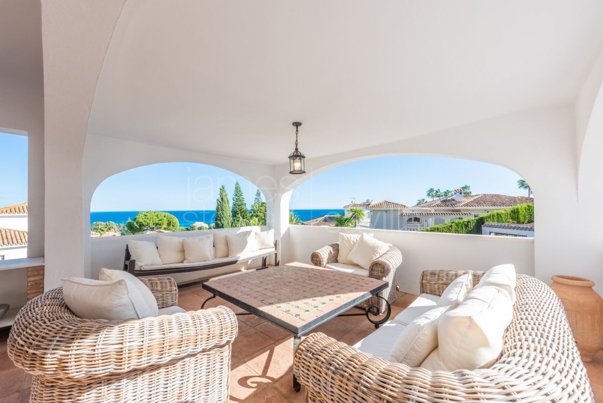 A very unique house with sea views in a quiet location close to Duquesa port