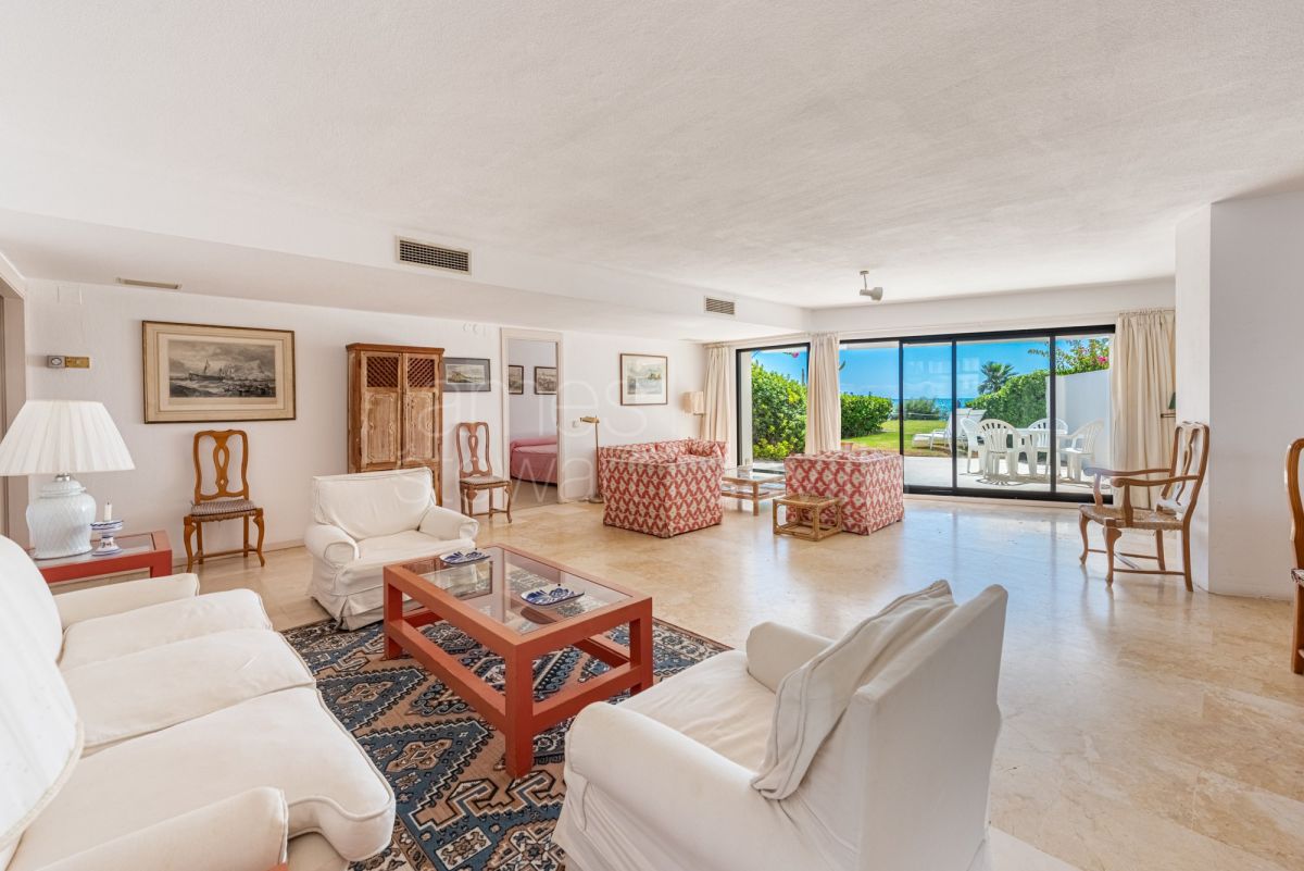 Apartamento de 4 dormitorios con jardín frente al mar Mediterráneo y el Peñón de Gibraltar