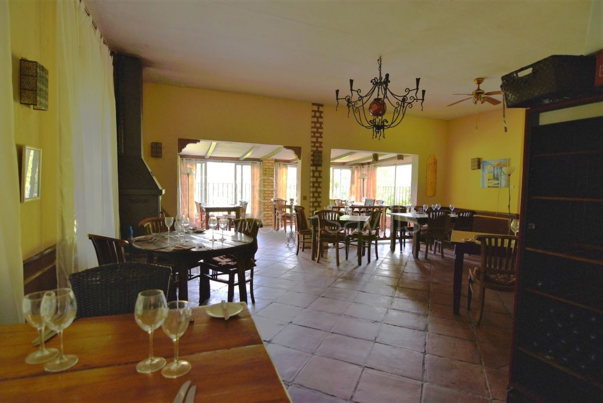 Successful country venta style restaurant for sale 10 minutes from the Costa