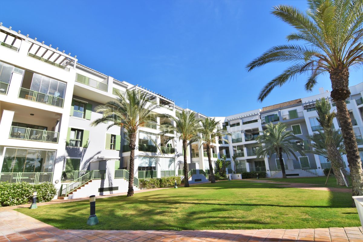 Apartamento de 2 dormitorios con vistas a La Marina de Sotogrande en Jungla del Loro