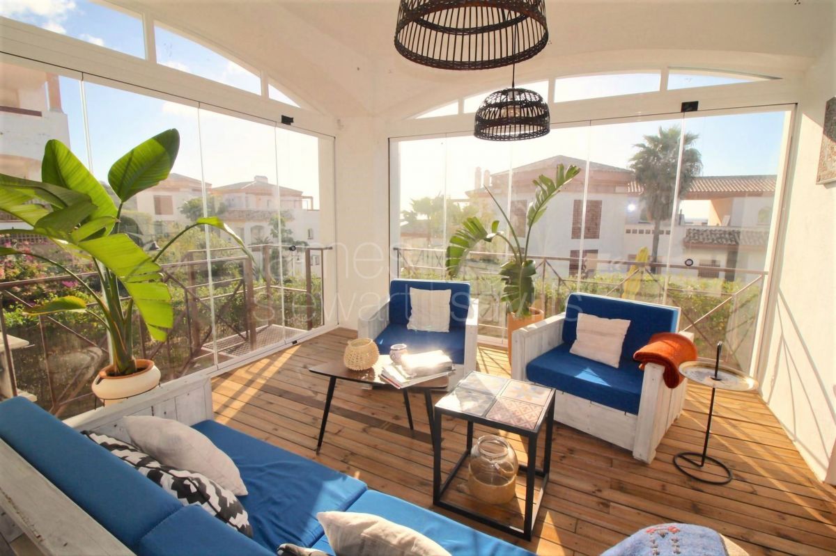 Apartamento de 2 habitaciones con terraza y jardín privado en Alcaidesa Costa.
