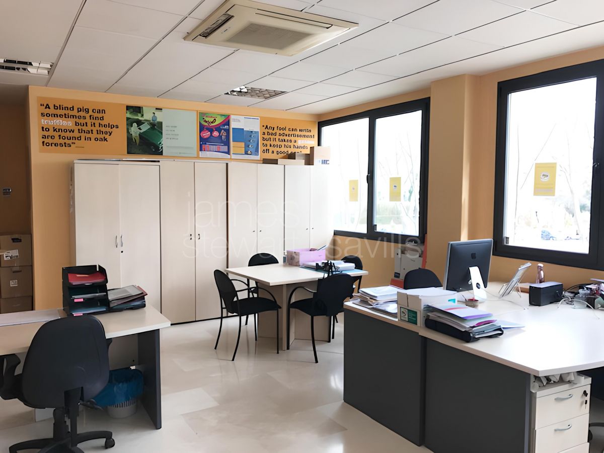 Luminosa oficina en Guadiaro a la venta