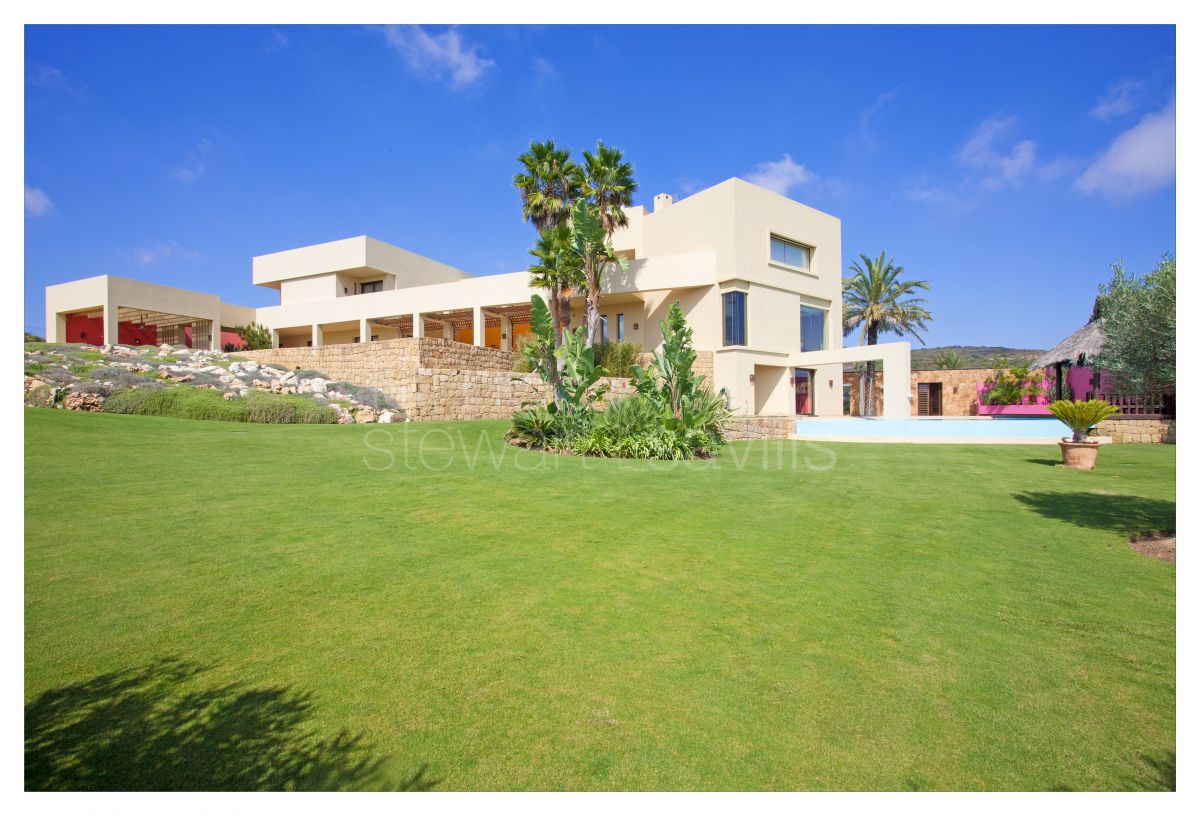 An eye-catching villa with in a quiet location of La Reserva with sea views