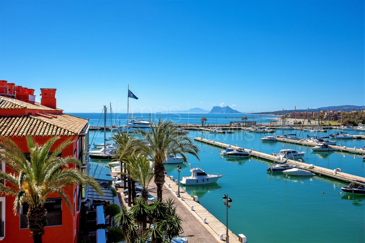 Spacious and immaculate penthouse in the Puerto Deportivo of Sotogrande