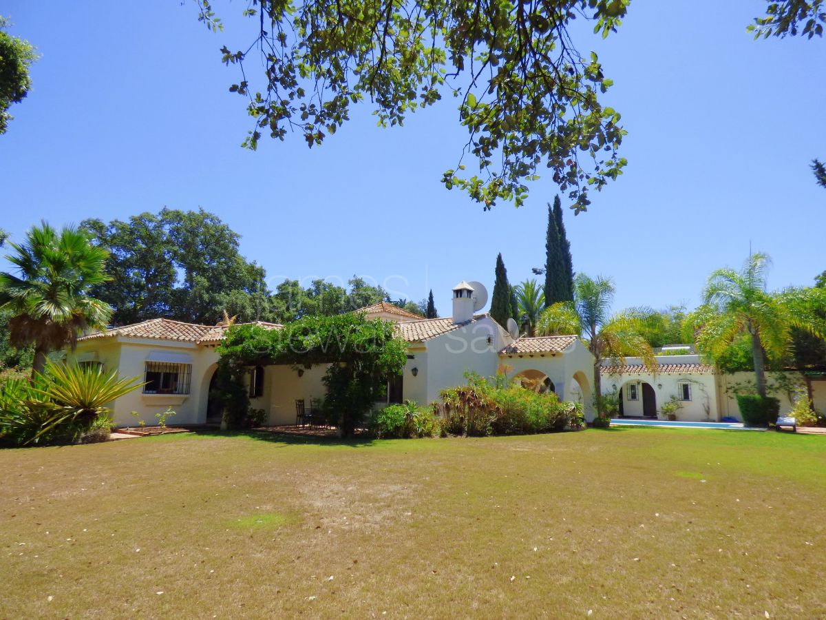 An attractive cortijo style villa with 5 bedrooms in central Sotogrande