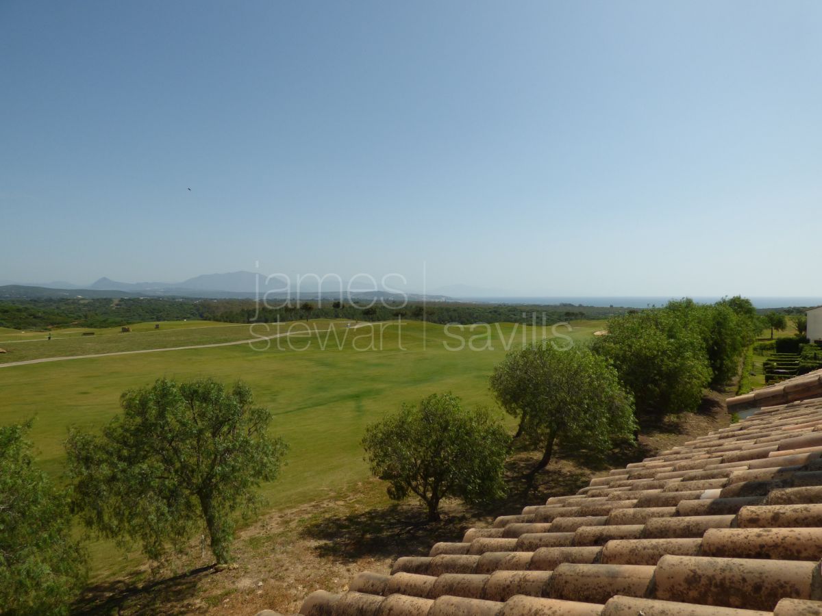Great two bedroom townhouse frontline golf with sea views in Alcaidesa