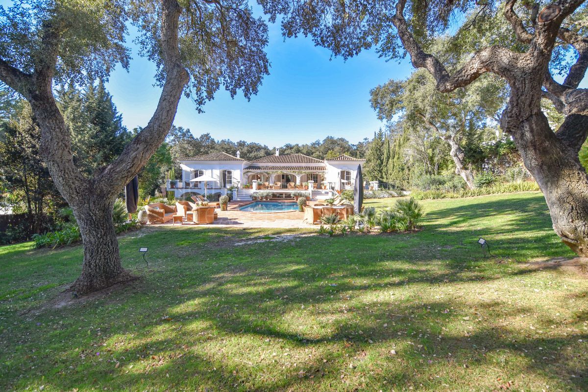 Encantadora villa andaluza en una amplia parcela frente al exclusivo campo de golf Valderrama