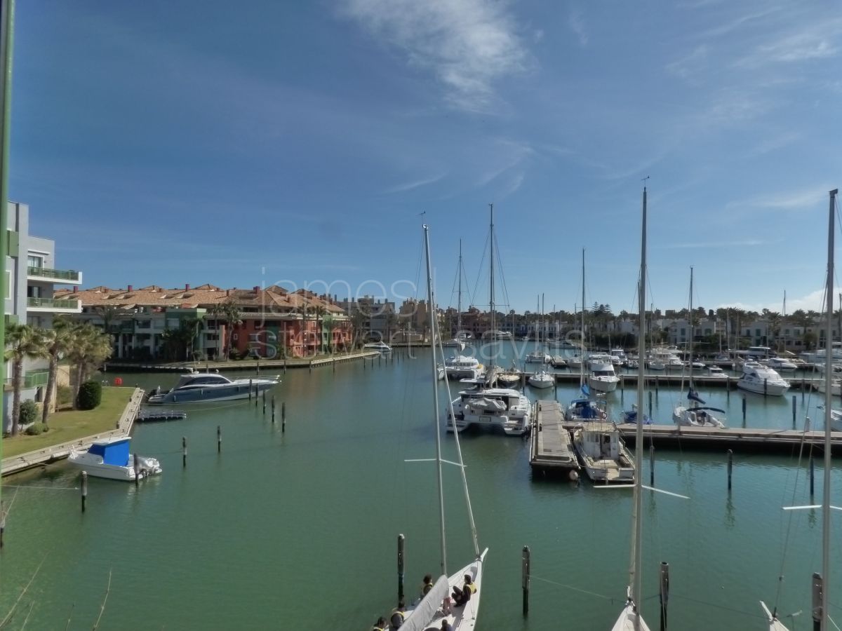 Bright and spacious 3-bedroom apartment with views of the Sotogrande Marina.