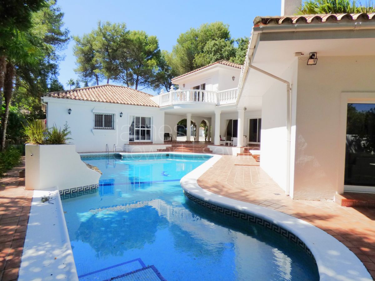 Spacious 3 bedroom villa with guest apartment in the C zone of Sotogrande