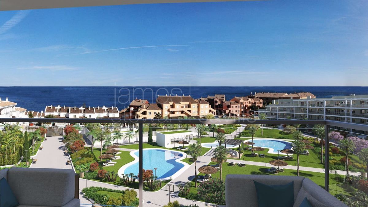 Ático con Vistas al Mar en Venta en Manilva – 3 Dormitorios, Terraza Grande y Cerca de la Playa