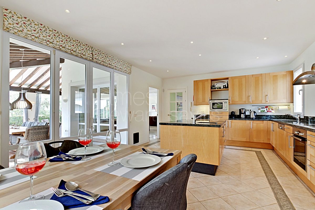 A bright and comfortable villa in the F zone of Sotogrande Alto