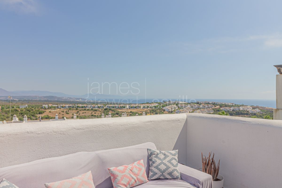 Ático con Vistas al Mar, Montaña y Sotogrande | 270 m² de Terrazas y Placas Solares en Alcaidesa